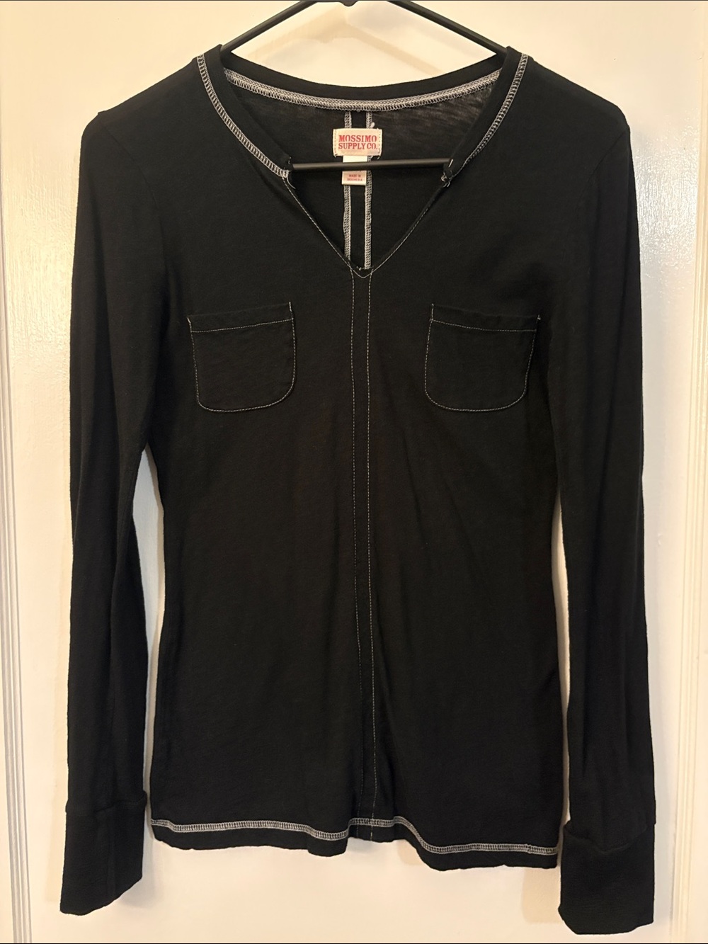 Mossimo Supply Co. Black Long Sleeve V-Neck Top with Contrast Stitching Sz Med